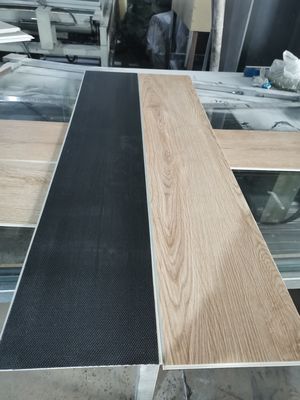 CE 인증 SPC 플랜크 나무 곡물 돌 플라스틱 복합 바닥 ISO14001을 준수