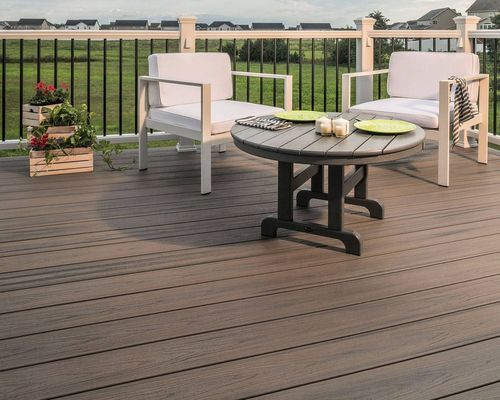환경 친화적 인 엠보스 된 목재 표면 복합 데킹 정원과 patio