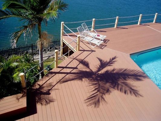 환경 친화적 인 엠보스 된 목재 표면 복합 데킹 정원과 patio